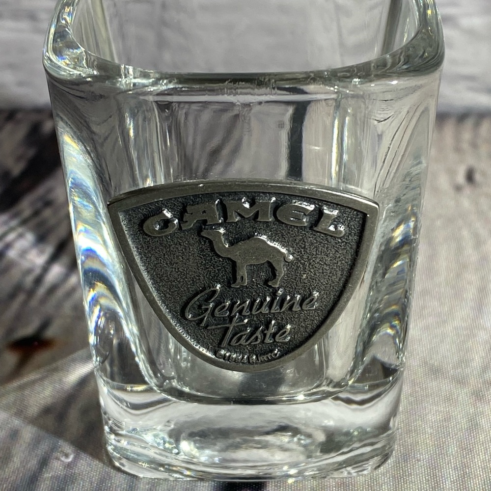 1OZ VINTAGE 1994 CAMEL SHOT GLASS WITH PEWTER EMBLEM
